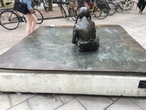 Non Serviam, flickstaty i brons på Malmskillnadsgatan i Stockholms gamla horkvarter