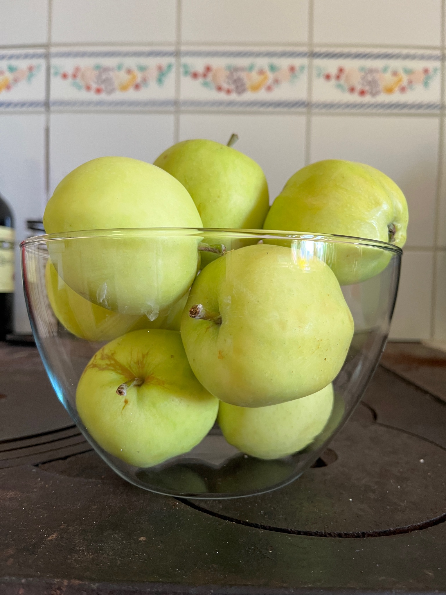 Transparent blancheäpplen i skål, samma sort som spelar en symbolisk roll i romanen Danssjukan